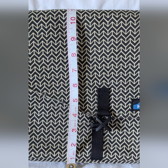 KAVU Black & White Chevron Padded Bag Adjustable Strap And Pockets - Picture 11 of 13
